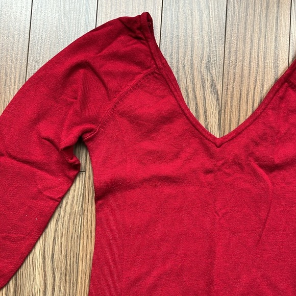 Guess v-neck 3/4 sleeve sweater size medium - Picture 3 of 6